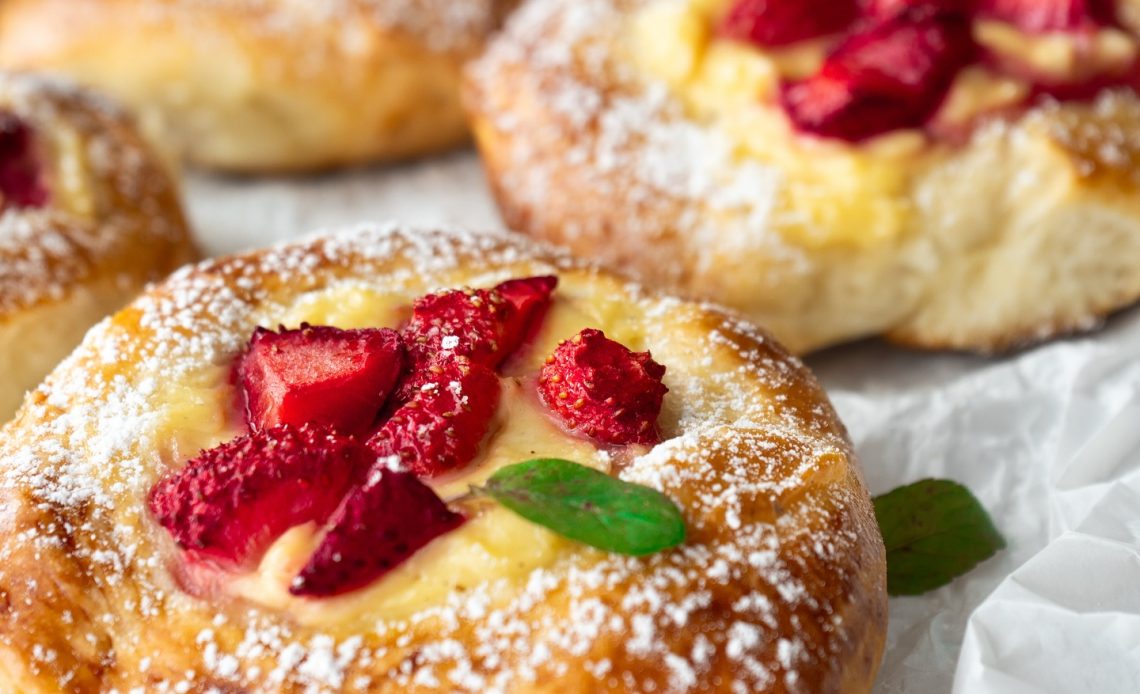 Erdbeer-Vanille-Teilchen, Erdbeer Gebäck Rezept, Hefeteilchen mit Erdbeeren, Erdbeer Pudding Teilchen, einfaches Backrezept, frisches Erdbeerrezept, Sommergebäck