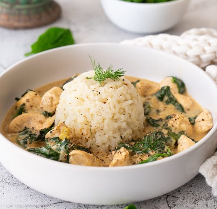 Dieses einfache Rezept für Hähnchenfleisch in cremiger Spinat-Sahne-Sauce ist ideal für ein schnelles Abendessen. Gesund, eiweißreich und perfekt mit Reis oder Nudeln serviert – ein Lieblingsgericht für die ganze Familie!