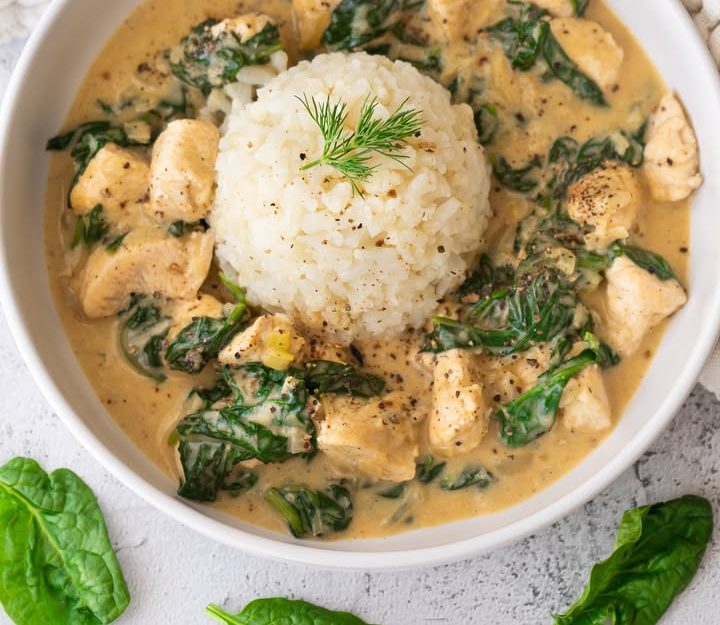 Hähnchenfleisch in cremiger Spinat-Sahne-Sauce – schnell, einfach & proteinreich