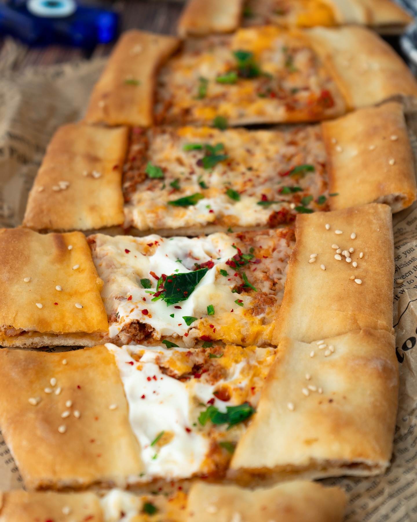 Herzhafte Pide mit Hackfleisch, Käse und Ei