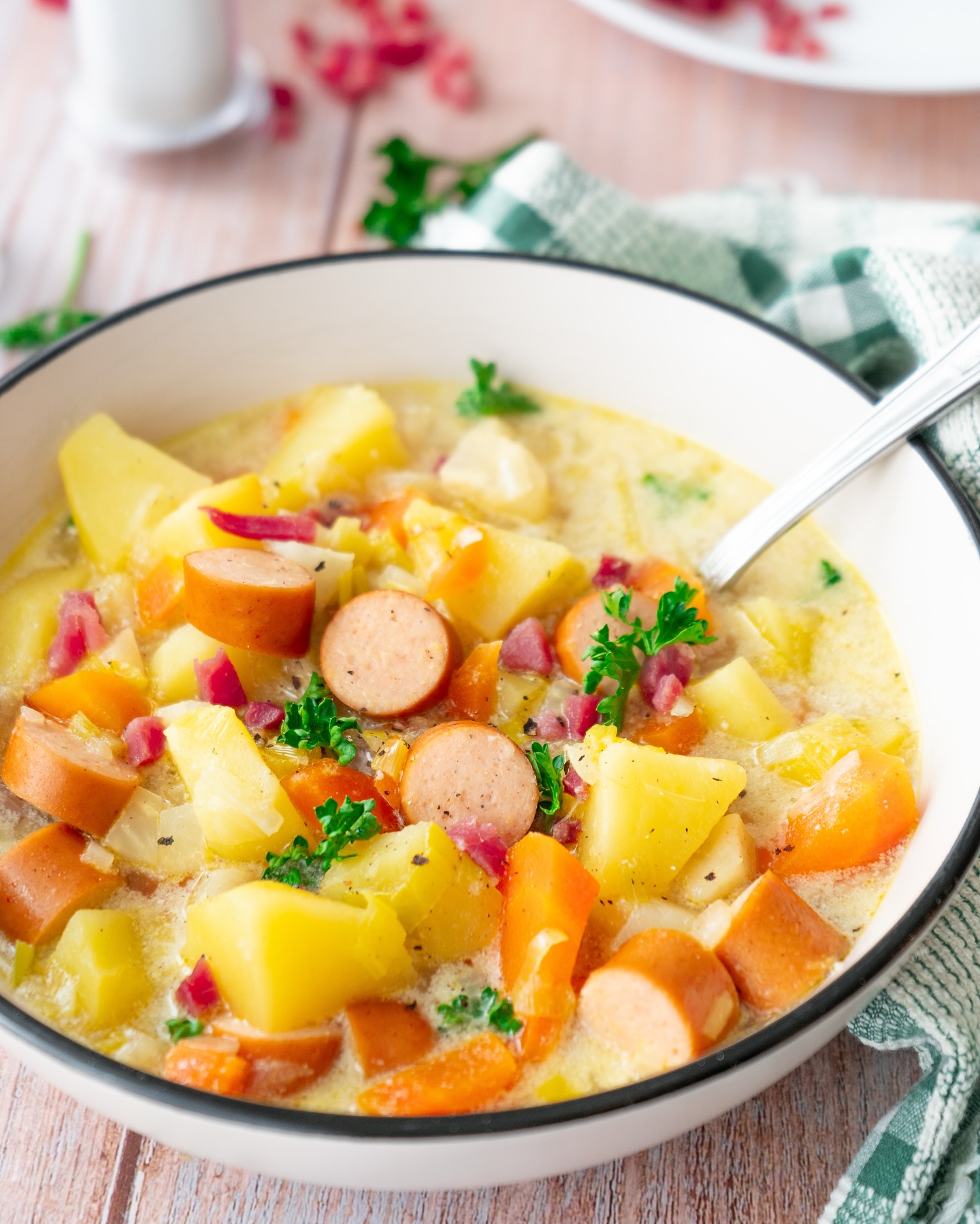 Kartoffelsuppe mit Würstchen – Das perfekte Wintergericht für die ganze Familie