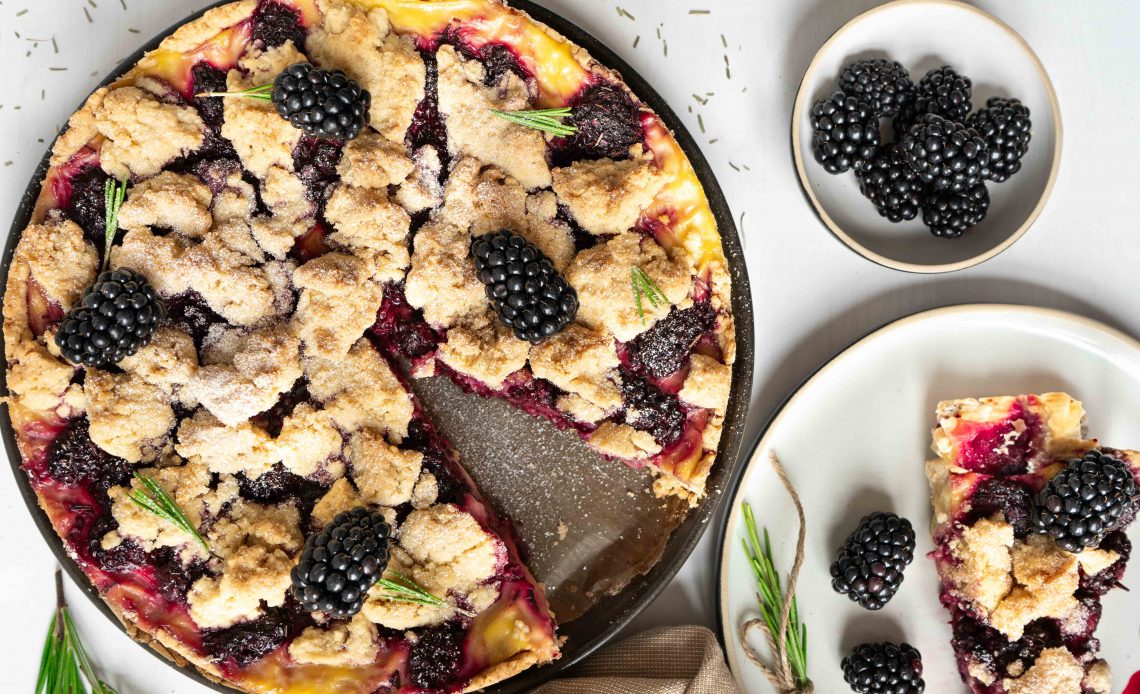 Brombeer-Streusel-Kuchen mit Rosmarin