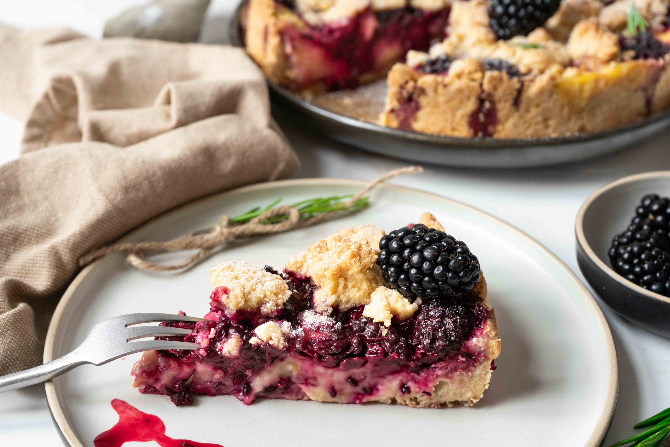 Brombeer-Streuselkuchen mit Rosmarin