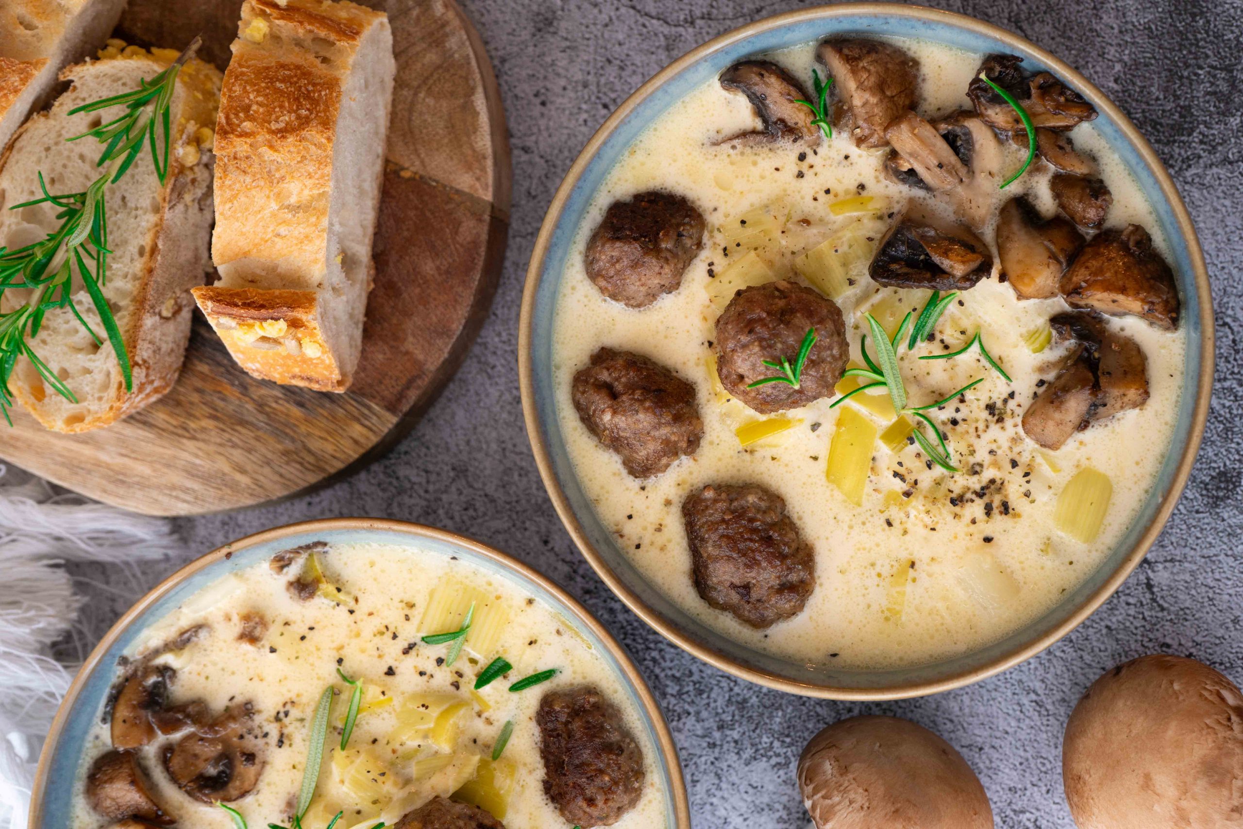 Lauch-Käse-Suppe mit Hackbällchen