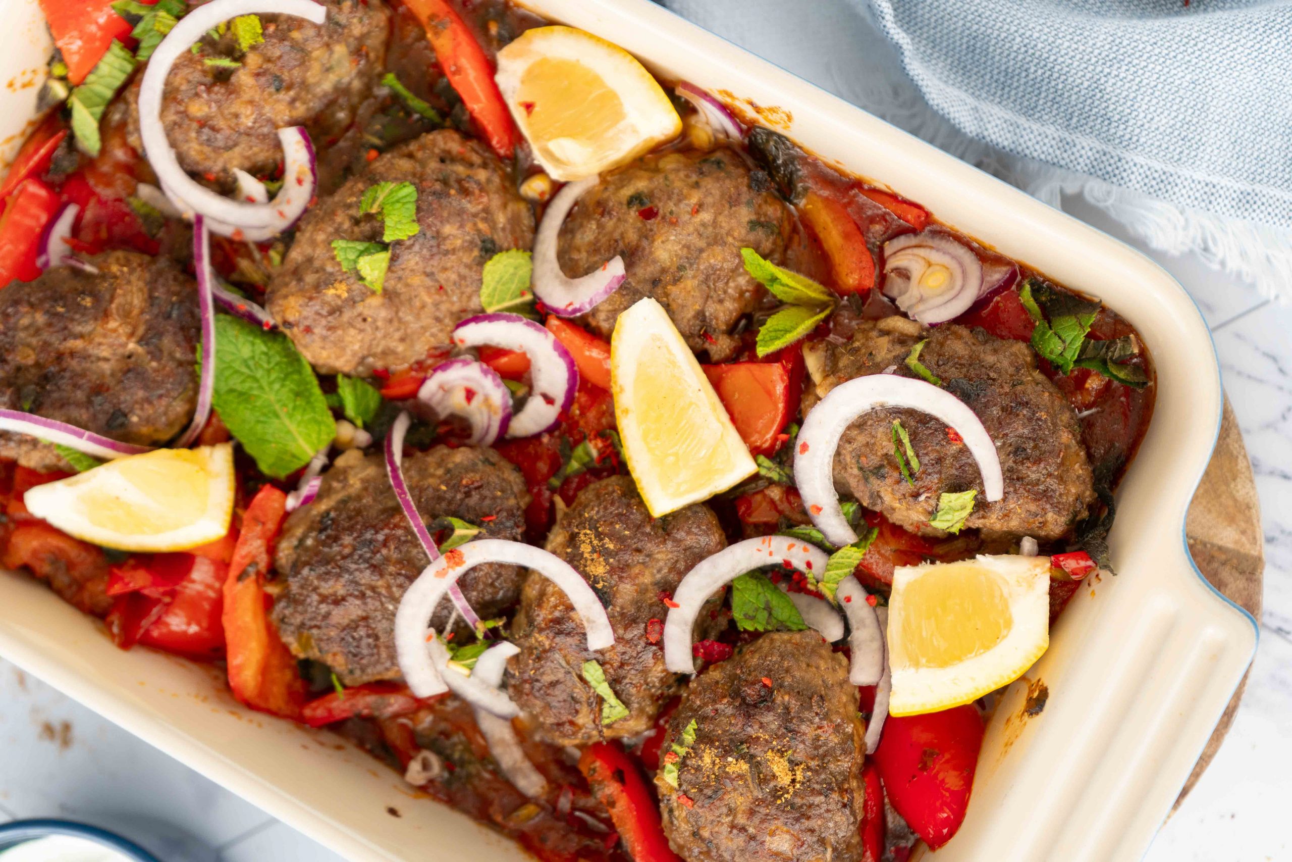 Köfte mit Tomaten-Paprika-Gemüse