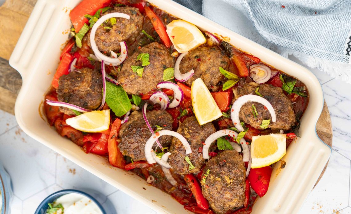 Köfte mit Tomaten-Paprika-Gemüse