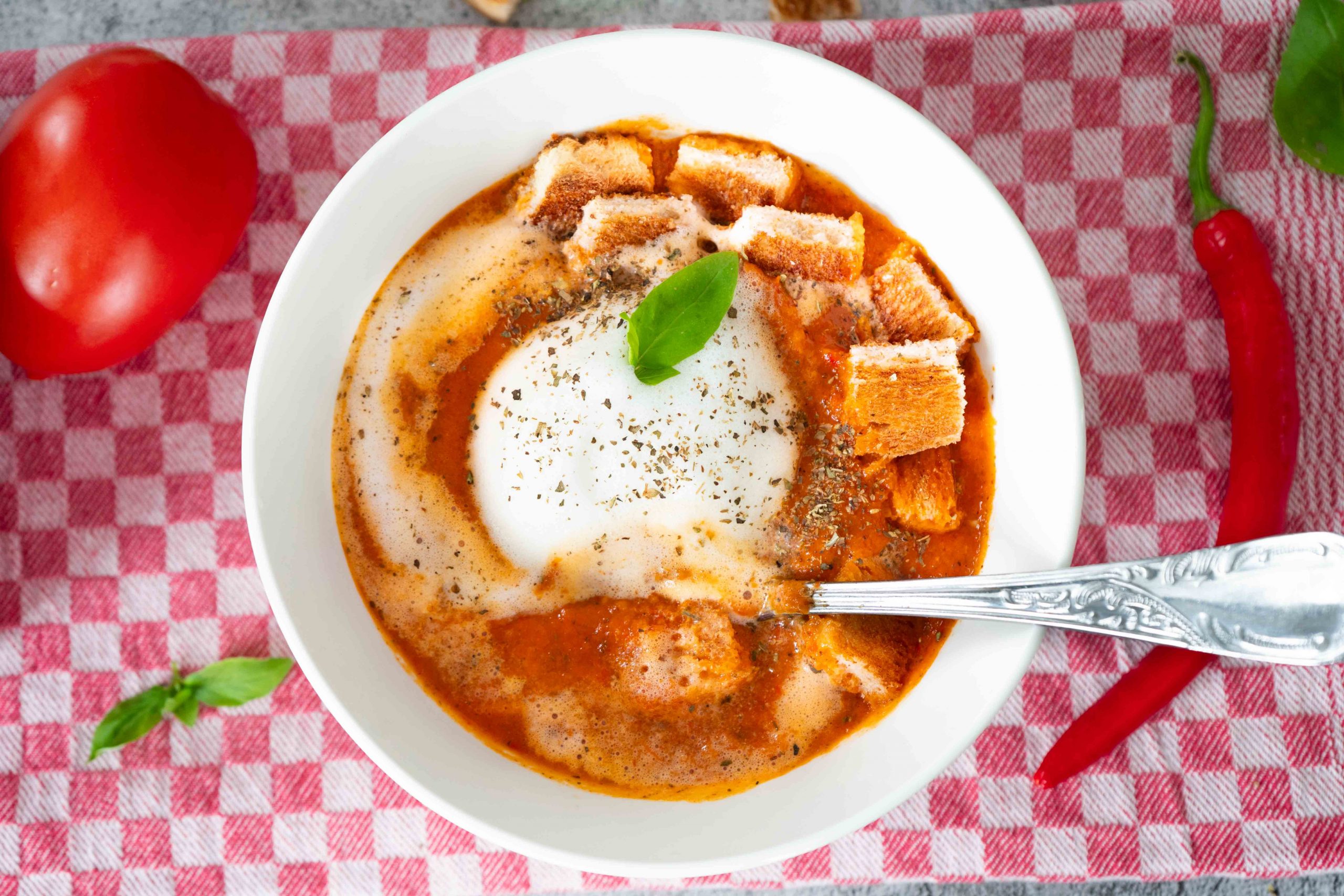 Aromatische cremige Tomaten-Paprika-Suppe mit geröstetem Gemüse