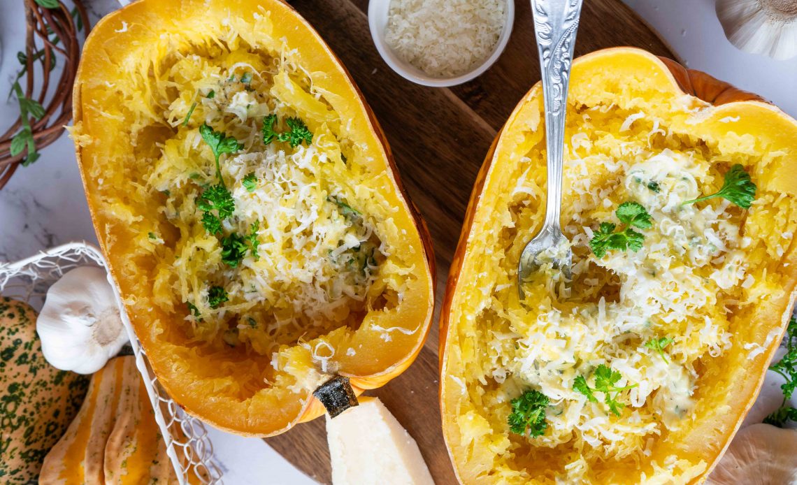 Spaghettikürbis mit Kräuter-Butter und Parmesan