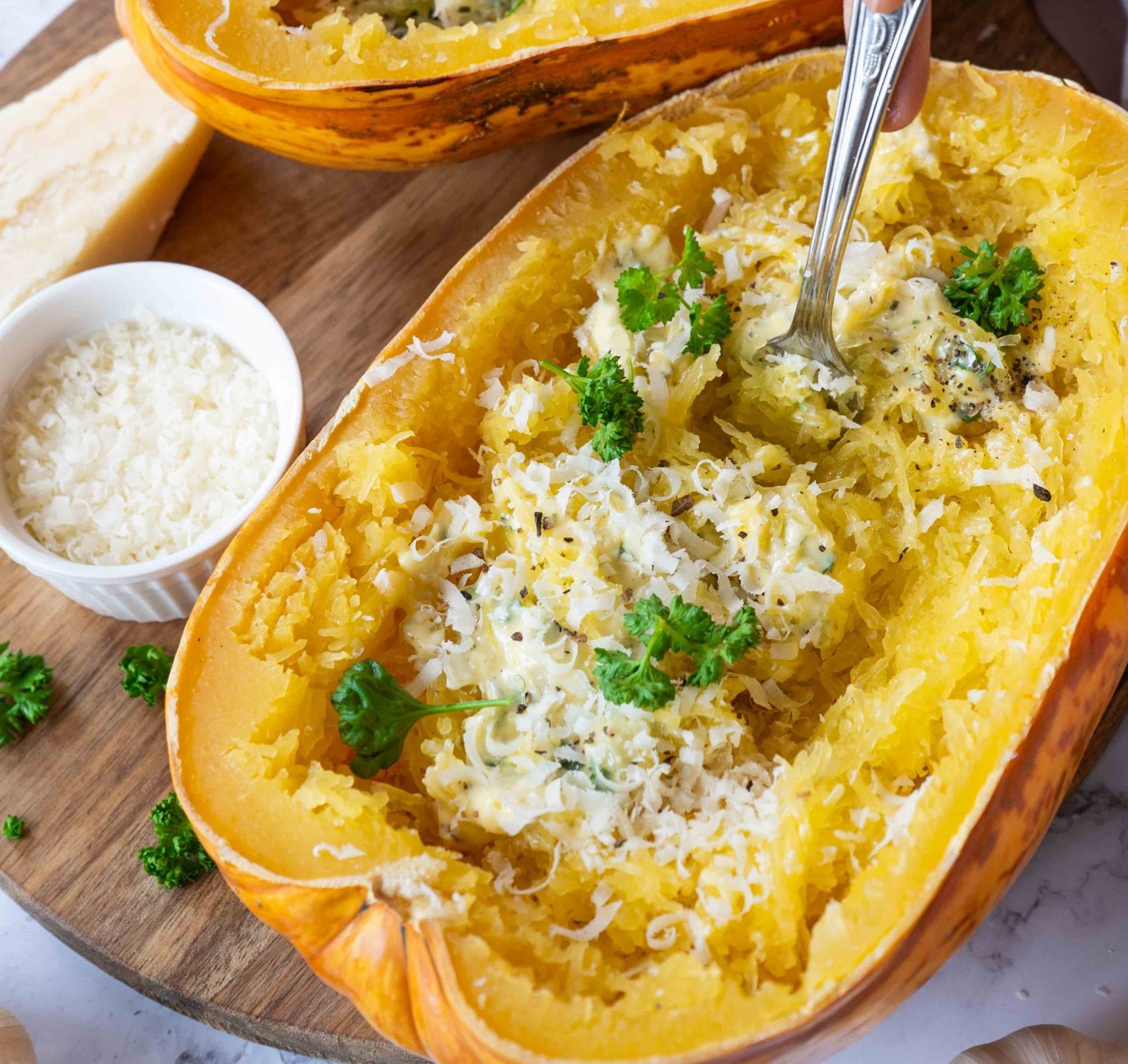 Aromatisches Spaghettikürbis Rezept mit Kräuter-Butter und Parmesan