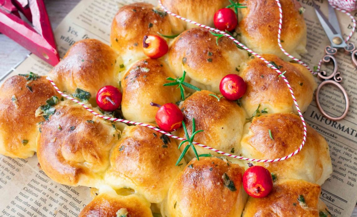 Pizza-Tannenbaum mit Mozzarella für die Adventszeit