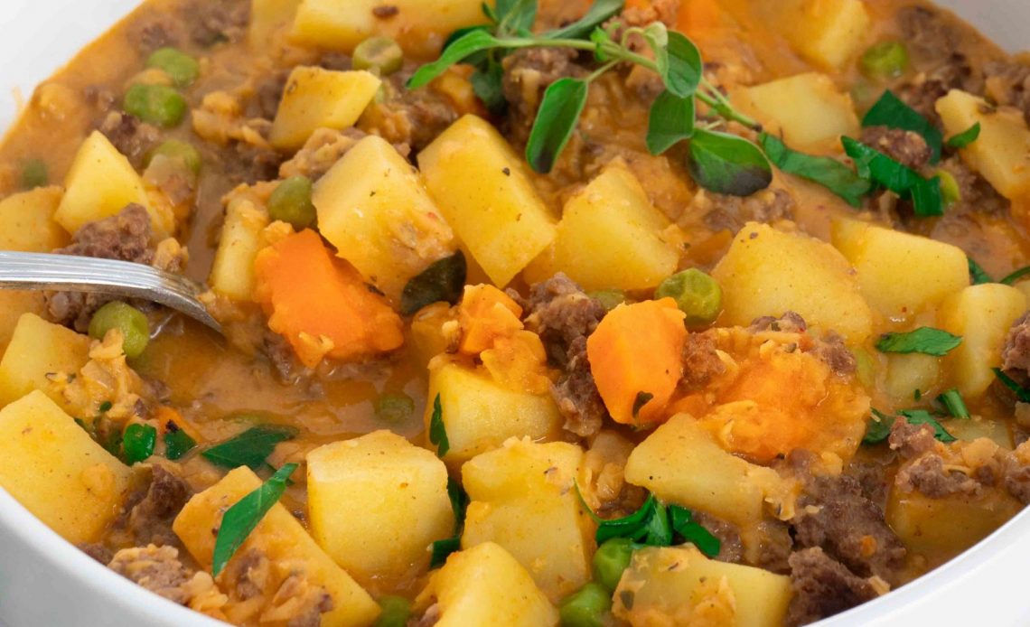 Eintopf mit roten Linsen, Kartoffeln und Hackfleisch