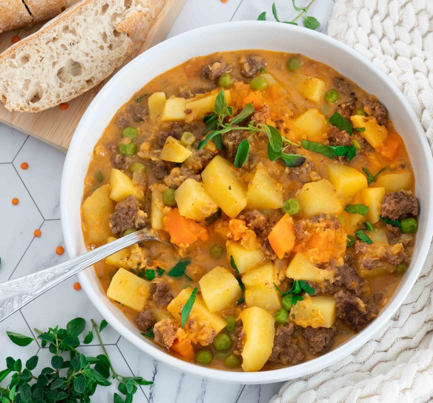 Wärmender Eintopf mit roten Linsen, Kartoffeln und Hackfleisch