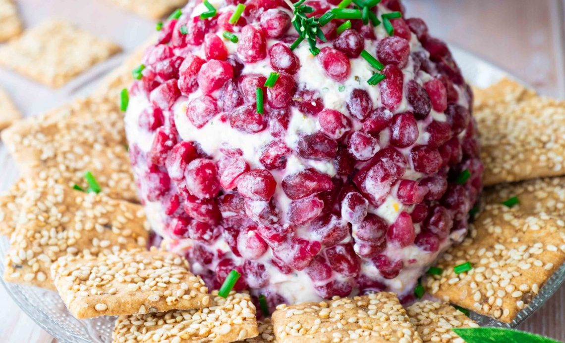 Cremige Frischkäsekugel mit Granatapfel