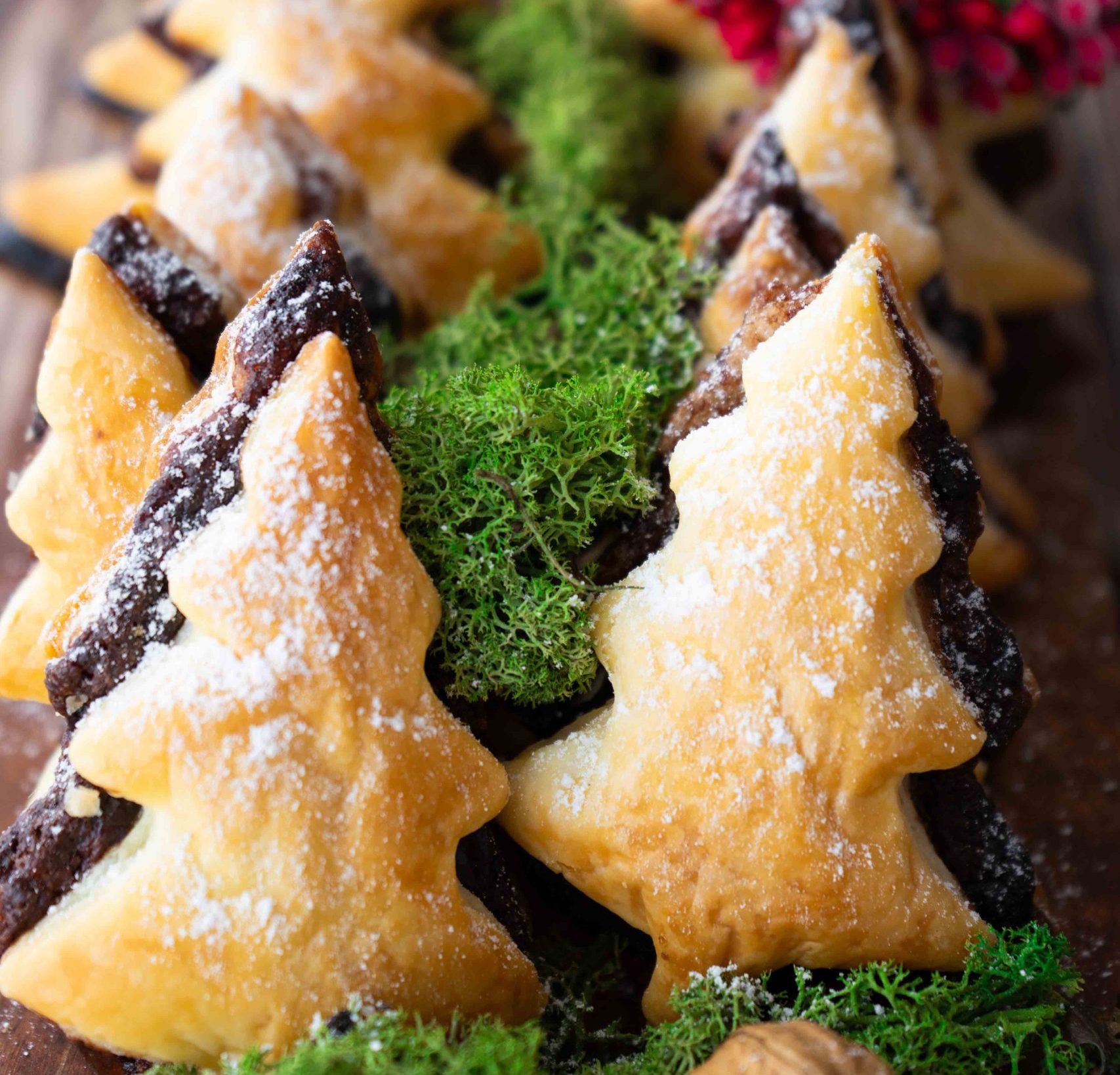 Einfache Blätterteig-Tannenbäume mit Nuss-Nougat-Creme