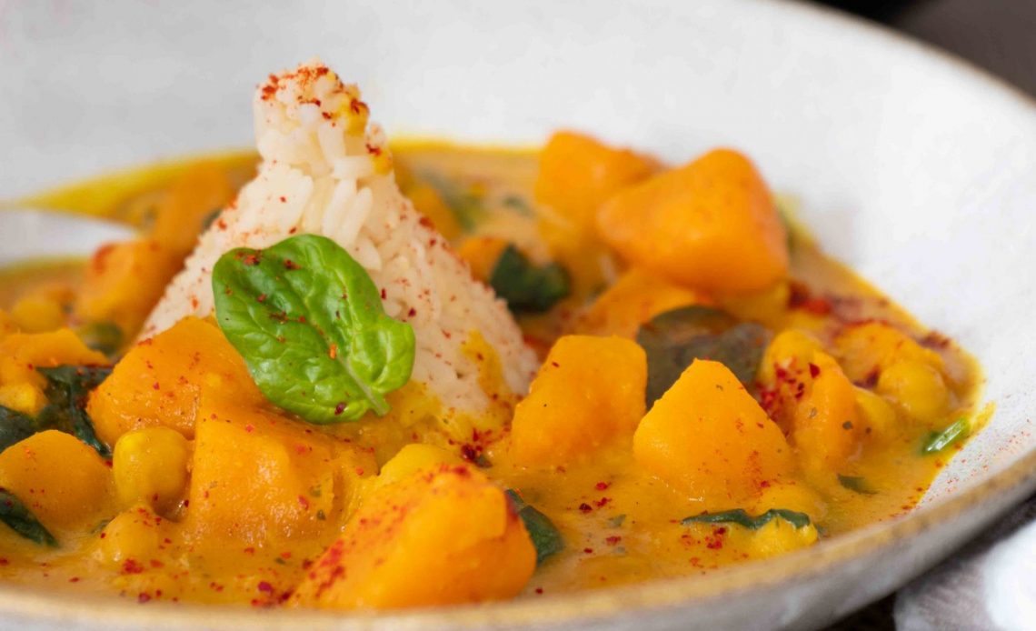 Veganes Süßkartoffel Curry mit Kokosmilch