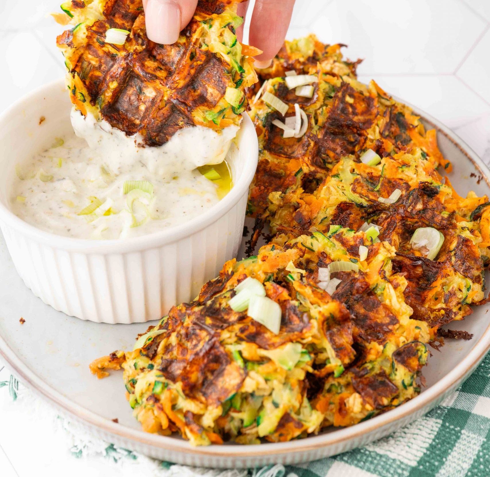 Knusprige vegetarische Gemüse-Waffeln mit Zucchini und Karotten