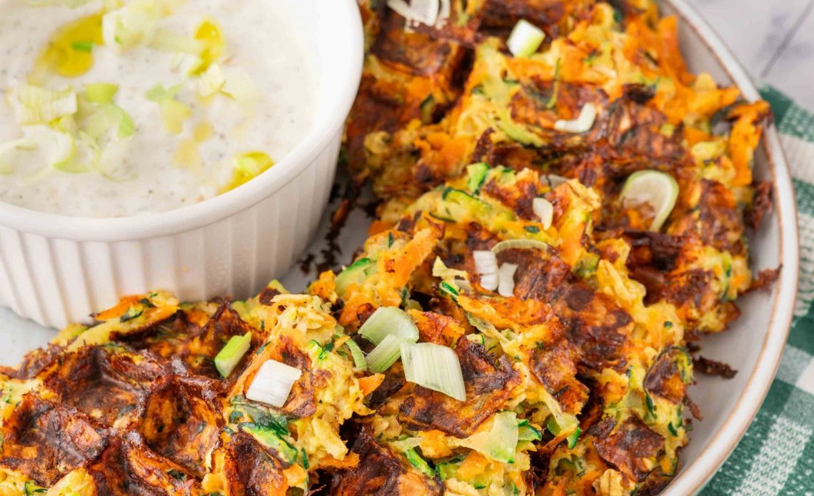 Knusprige vegetarische Gemüse-Waffeln mit Zucchini und Karotten