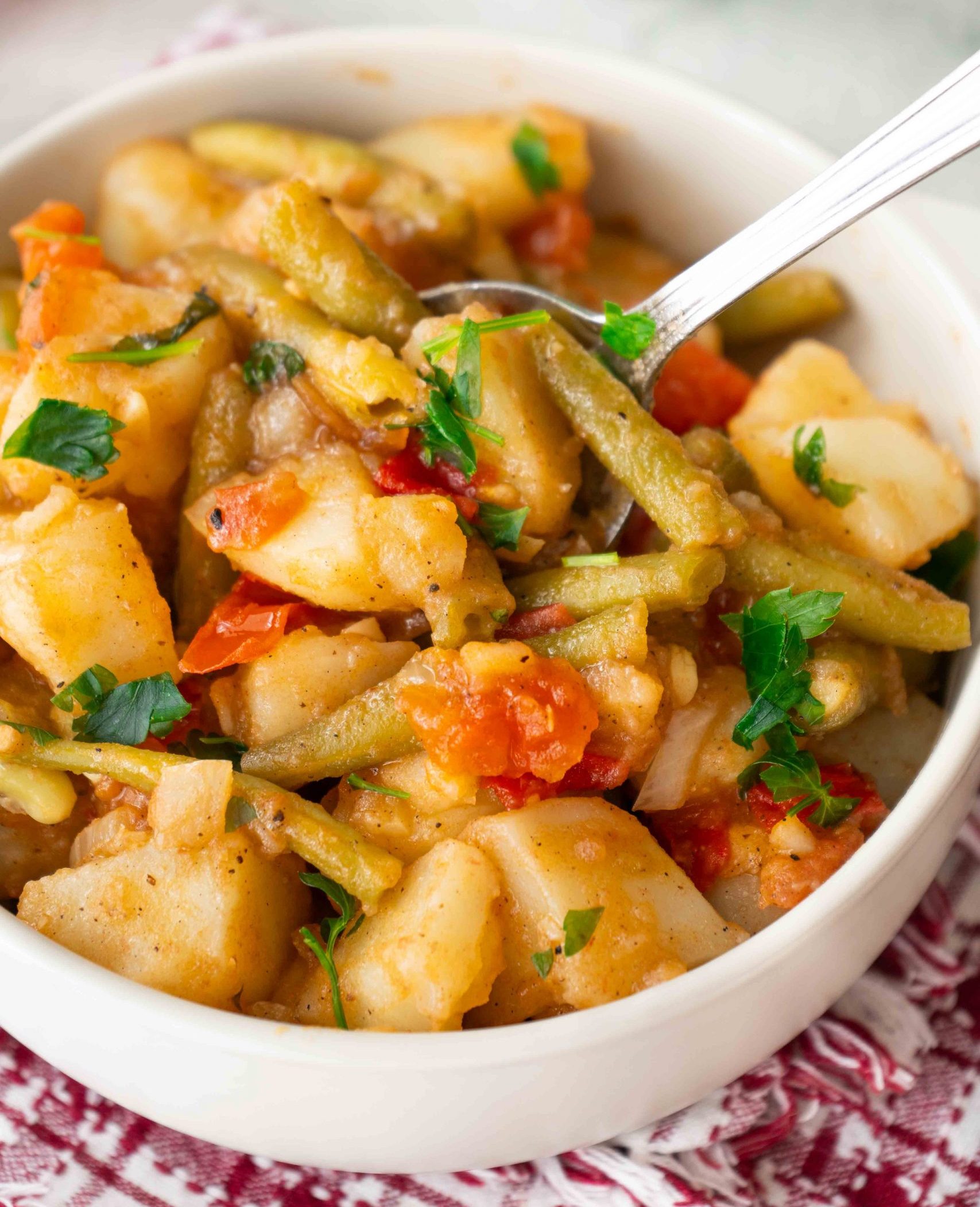 Veganer Kartoffel-Bohnensalat mit Tomaten – gesundes, einfaches Rezept mit regionalen Zutaten