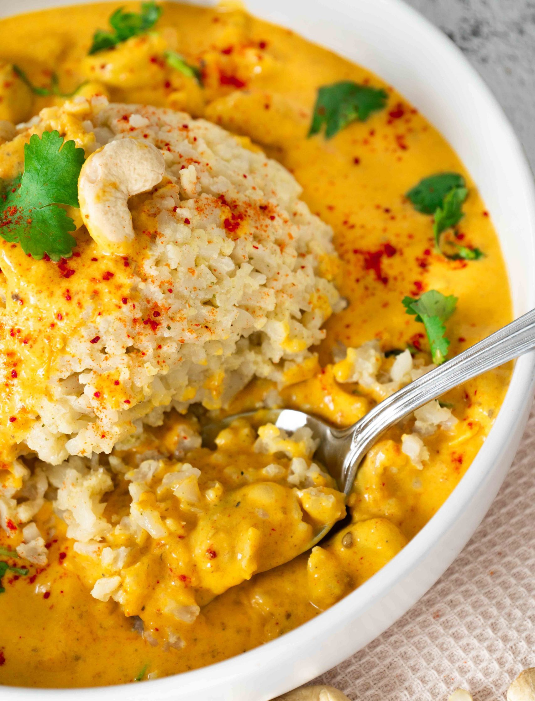 Kaju Kari: Cremiges veganes Cashew-Curry mit Kokosmilch