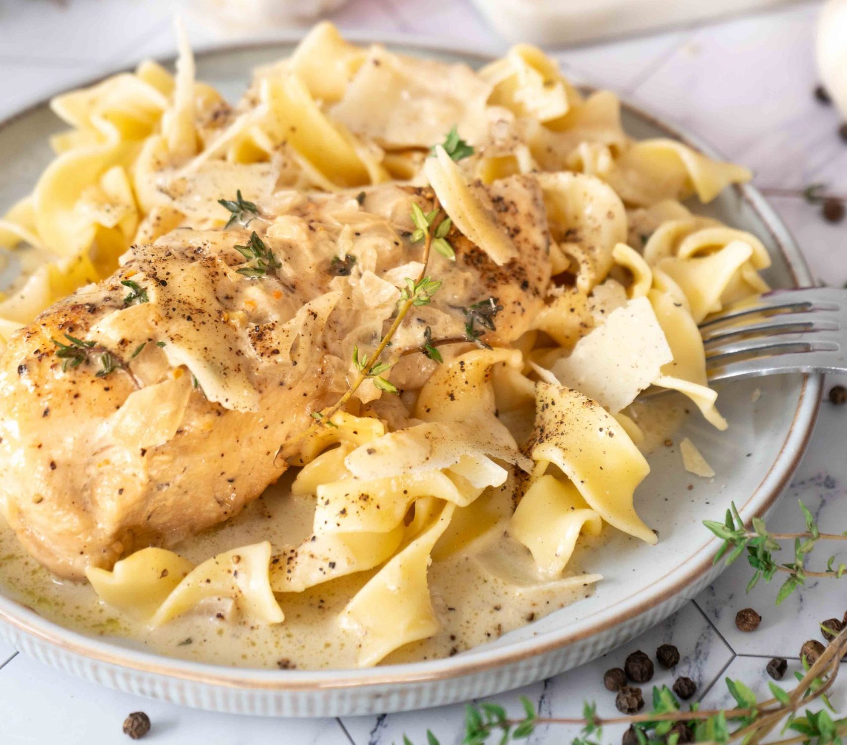 Cremiges Knoblauch-Kräuter-Hähnchen mit Sahnesauce